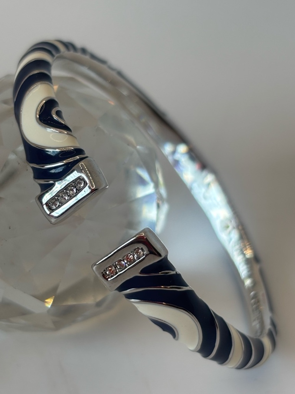 Lauren G Adam’s Navy & White Wave-Pattern Bangle Bracelet - Picture 2 of 6